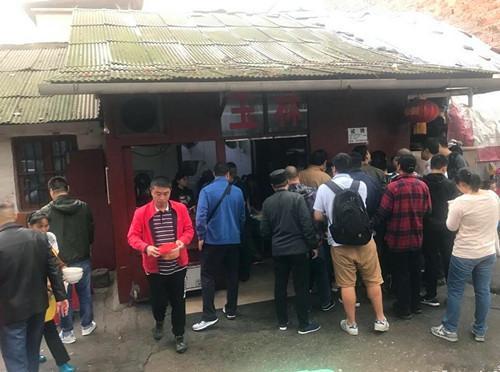 這家開了35年的老長沙米粉店，6塊錢一碗，6點就開始排隊了|餐飲界