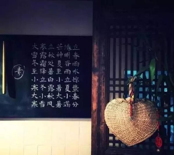 這家不足10平米的小店，只有一張桌子，無肉無酒，卻治愈了無數(shù)的過客