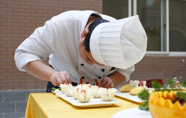 餐飲服務(wù)升級正當(dāng)時，服務(wù)模型、員工管理模式的正確打開方式是？