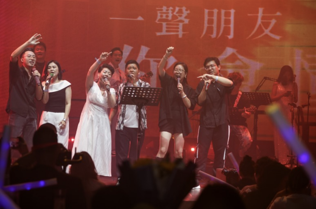 鶴九“瘋之巔”愛心音樂會奏響公益強(qiáng)音 善款點(diǎn)亮瑤鄉(xiāng)童心