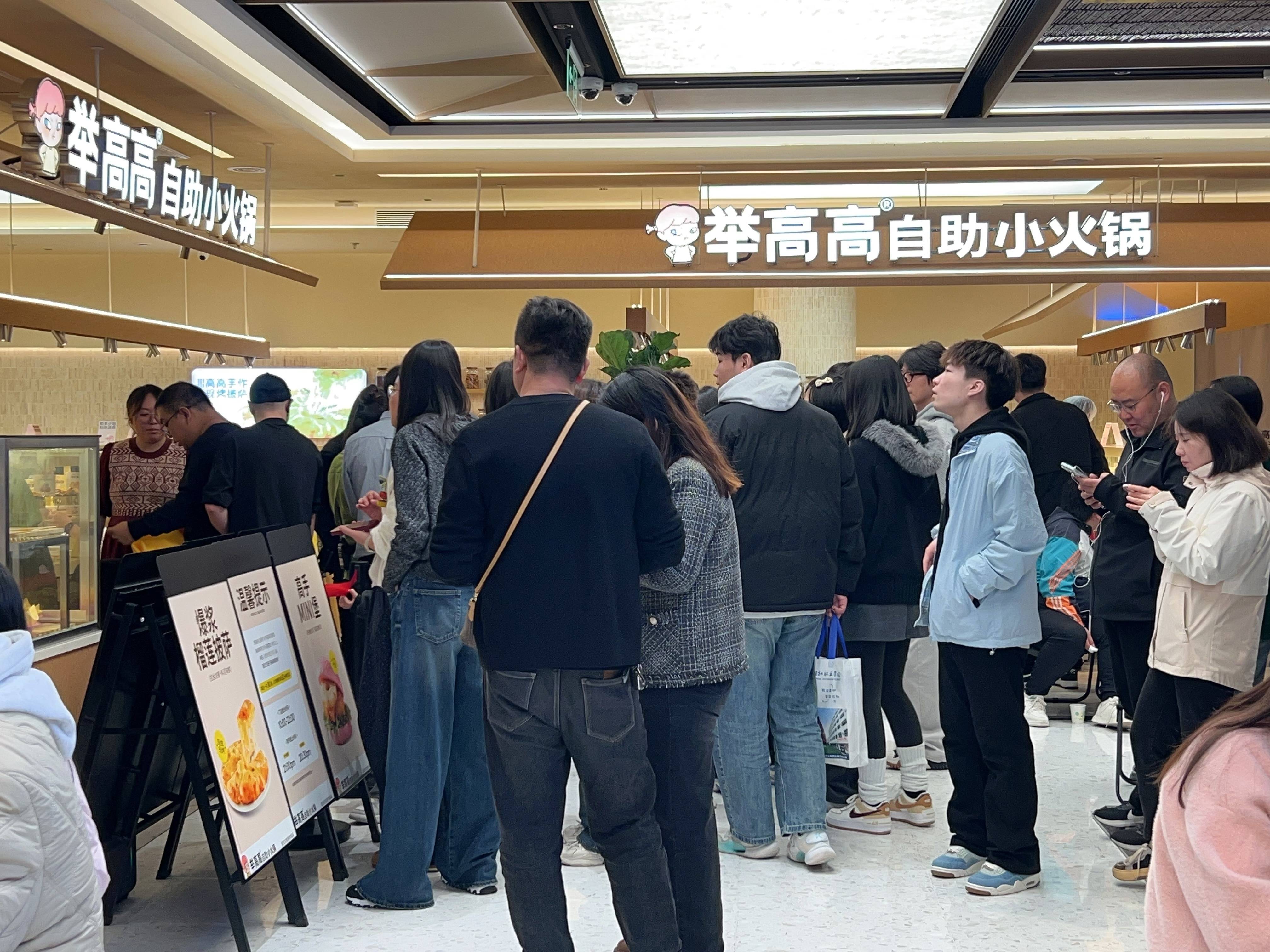 輕裝上陣的“舉高高”，為海底撈探出一條新路