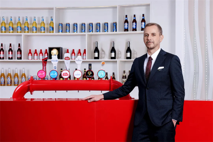 百威中國新總裁盛錦華“首秀”，高端啤酒巨頭接下來要怎么干？|餐飲界