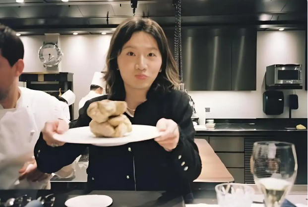 好利來(lái)“千金”上熱搜！現(xiàn)在的餐飲老板都去“內(nèi)娛”闖了？