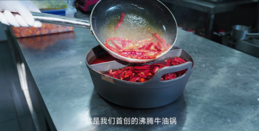 2026開年，一鍋“沸騰牛油”刷屏春晚與超級碗，它揭開了火鍋?zhàn)顨埧岬恼嫦?></a></dt>
<dd><a href=